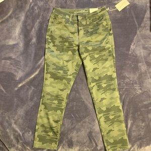 NWT- Crop army pants